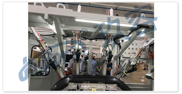 我司刘总在现场讲解好色先生TV下载安卓缸在汽车倒车雷达冲孔机上的使用注意事项