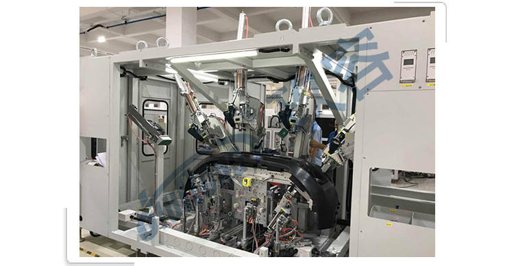 我司刘总在现场讲解好色先生TV下载安卓缸在汽车倒车雷达冲孔机上的使用注意事项